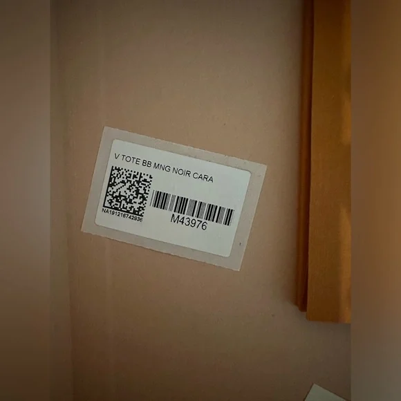 NEW Authentic Louis Vuitton V Tote BB Noir - Picture 9 of 11